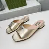 G Family Spring/Summer New Water Diamond Letter Buckle Open Toe Flat Heel Square Head Sandaler med Cow Lacquer Leather Style tofflor för kvinnor