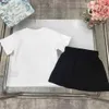 Marka Prenses Elbise Kızlar Yaz Takım Çocuk Takibi Bebek Giysileri Boyut 100-150 cm Bebek Ayı Mektup Deseni Baskı T-Shirt ve Etek 24 Nakara