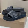 Slippers mâles Style Summer Rivet Decoration Round Head Sole Sole Man Shoes atmosphère Fashion Man Slippers 240409