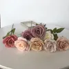 Fiori decorativi 10pcs in velluto artificiale Autumn rosa decorazione fiore simulazione ghirlanda per nozze bouquet a casa sfondo