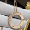 Designer originale Carter Love Putian High Edition Womens 18K Gold Necklace Big Round Cake Full Sky Star White Rose Lock Bone Catena 9E8D