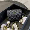 24s Double Pearl Ball Justerbar Gold Chain Mini Vanity Bag Card Holder With Serie Number Lipstick Classic Tiny Flap Purse Fany Pack Midja Purse 12x9x3cm Black White