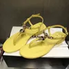 Lyxdesigner kvinnors sandaler sommar mode älskar pärla spänne kvinnors flip-flops platt sandaler kvinnors tofflor t-stil snörning kvinnors strandskor