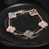 Gioielli piccoli ed eleganti a quattro foglie fiore fiore piena bracciale femmina fritillaria grigio oro addensato con vnain comune