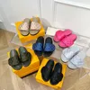 Дизайнерские сандалии тапочка для женских роскошных слайдов Популярные подушка бассейна винтажные тисненные цветочные классические туфли модная пляжная открытая SH010 B4