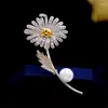 Broches Fleur de cristal jaune élégant pour femmes 2024 Zirconi Pearl Sunflower broche broche bijoux Broche Femme Bijoux de Luxe