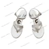 2024 Sandálias planas de verão Brand de luxo Sapatos femininos saltos de bloco de bloco Sapateiros femininos Casual Chain Metal Flip Flip Flips Thong Beach Slides Sandles