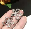 Designer Hot Selling Van nieuwe bloemvormige micro -ingelegde oorbellen super onsterfelijke zoete stijl klassieke mode -sieraden