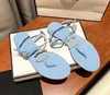 Lyxdesigner kvinnors sandaler sommar mode älskar pärla spänne kvinnors flip-flops platt sandaler kvinnors tofflor t-stil snörning kvinnors strandskor