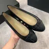 Designer classique Chaussures de bateau à talon plat pour femmes véritables mots de danse en cuir en cuir molle molle confortable décontractés slipt sur la mode femme entraîneurs