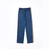 Mäns byxor nålar Ankomst 1: 1 Blue Classic Trousers Butterfly Brodery Webbing Track Stripe Zipper Män Kvinnor överdimensionerade svettbyxor