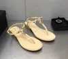 Diseñador de lujo sandalias para mujeres moda de verano amor perla hebilla de hebilla para mujeres sandalias planas zapatillas para mujeres zapatos de playa de cordones