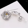 Broches Fleur de cristal jaune élégant pour femmes 2024 Zirconi Pearl Sunflower broche broche bijoux Broche Femme Bijoux de Luxe