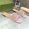 Women Designer Slides Slajd Sandal Sandal w czarnym kryształowym siatce Środkowe obcasy Projekcje domowe Domu płaskiego muła swobodna letnia plaża aa