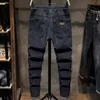 Mäns jeans vår hösten 2022 Ny dragstring elastisk midja jeans jeans mens slim fötter byxor koreanska mode casual byxor harem baggy jeans 240423