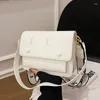 Omuz çantaları moda kadın çantası büyük kapasiteli düz renkli 3D harf kabartmalı doku crossbody