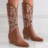 Laarzen 2024 cowboy voor vrouwen faux blad scroll geborduurd punt teen chunky hakken knie hoge westerse schoenen zwart wit