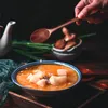 Zestawy naczyń stołowych drewniane łyżki i pałeczki ustawiają nietknięte zupa hobon