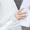クラスターリング925シルバーカラー繊細なフラワーバッドホワイトジルコン女性ファッション不規則オープニングリング結婚式の誕生日プレゼント