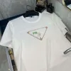 Triangle T-shirt Designer P Top di alta qualità T-shirt di lusso a maniche corte comoda maglietta comoda marca leggero logo di colore setoso uomo e donne indossano