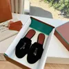 2024 Yeni Lüks Tasarımcı Lora Pianas Terlik Ayakkabı Slaytları Yaz Tılsım Sandalet Kadınlar Yürüyüş Beyefendi Somunlar Siyah Suee Deri Pianaaly Terlik Pantoufle Mule