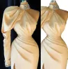 2022 Beige elegante schede cocktailjurken lange mouwen plekken een schouder kralen hoge nek mini short prom prom party slijtage avond dr5434211