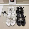 2024 Designer Paris New Women's Sandals Summer Street Street décontracté appartement petit talons gros