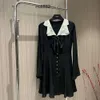 Europejska marka modowa Czarna jedwabna potargana w dekolcie z długim rękawem Flearne rękawy Zebrane talia Slim Fit Mini sukienka