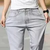 Jeans masculins 2024 Marque d'été droite lâche mince vestiaire simple décontracté léger coton extensible gris clair