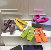 Beste kwaliteit Designer Triangle Small Heel Slippers Satijn sandaal vierkant hoofd damesglaasjes lente en herfst mode uit de rede vrijetijdsvakantievakantslides strand slippers