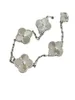 I famosi designer progettano splendidi bracciali per il braccialetto a quattro foglie di fiore femminile intagliato intagliato con il comune Vnain