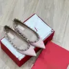 Designer Sandals Chaussures à pieds pointues pour femmes Gétille en cuir Classic Classic Brand des créateurs de femmes Sac à poussière 35-44