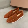 Designer Dress Summer Charms Open Walk Casual Shoes Men Men Women Gentleman Sneakers Low Top Soft Loafers Suee Leather Skateboard Rubber Sole Trainers