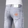 Designer de jeans pour hommes printemps / été nouveau produit en jeans en jeans pour hommes slim slim silt small pieds haut de gamme marque élastique pantalon de famille de cheval imprimé mince mince pantalon de famille 9ykm