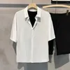 メンズカジュアルシャツ2024夏の男性短袖の白いシャツアンチビリンクルソリッドカラーファッションルーズボタンポケット服トップ