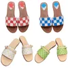 Slippers Chaussures de créateurs de lettres pour femmes Classic Plaid Beach Sandales Luxury Sandales Open Toe Outdoor Chaussures en métal Boucle décontractée chaussures plates talons non glissants chaussures