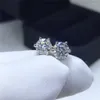 Kolczyki na stadnina 18k białe złoto Test diamentów obok okrągłego genialnego cięcia 2 karat d kolor Moissanite Silver 925 Oryginalna biżuteria328U