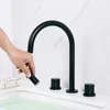 Rubinetti del lavandino da bagno oro spazzolato e manico singolo nero dual/tre fori tira fuori ponte montato su acqua fredda rubinetto