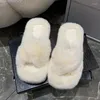 Chaussures décontractées vendant des pantoufles d'hiver dames croix en peluche douce furry femelle ouverte ouverte glisse femmes