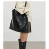 Förvaringspåsar svart minimalistisk oljevax tote påse stor kapacitet pu handväska dyna kläder stilfulla män kvinnor gata axel axel