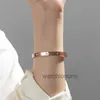 Högkvalitativ lyx Bangle Carter 18K Rose Gold Minimalist Style Armband Kvinnliga Simple Hand Jewelry bleknar inte koreansk version Online Röd personlig tjejfri