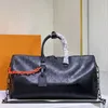 Büyük Tasarımcı Duffle Bag Erkekler Tote Çanta Duffel Bag Zincir Seyahat Çantaları Sport Açık Tasarımcı Bagaj Çantası Kabartmalı Siyah Lüks Çanta Tavaları Kadın Omuz Çantası Hediye