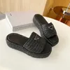 Sandálias planas de tecido natural preto Mula de plataforma tecida para feminino Casual Bottom Slide Summer Summer Beach Borracha Sole