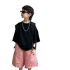 ズボンの子供服ハンサムルーズ通気性ショートパンツ2024夏の韓国スタイルの男の子ファッションピンクのカジュアルカーゴパンツとクール