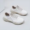 Chaussures décontractées comémore blancs dames vente coréene femelle 2024 d'été épais fond de chaussures respirantes sportives baskets en filet