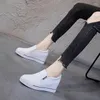 Casual skor äkta läder vita kvinnor kilar sneakers plattform 2024 fjäder kvinnlig slip på vintern