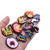 Anime charms grossist barndomsminnen halloween häxor roliga present tecknad charms sko tillbehör pvc dekoration spänne mjuka gummi clog charms