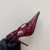 2024 Patent Deri Stiletto Topuklu Tokalı Kadın Tasarımcı Yaz Sınıfı Moda Koyun Derili Sandal Kedi Yavru Kedi Yavru Kıç Sandal Metal Toka Bare ayak bilekleri 4.5cm 10.5cm