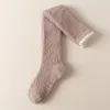 Chaussettes de femmes Soft Coral Fleece Knee hiver chaud chaud LEGUMER FILLE SUPPLIQUE COULEUR COLIQUE CHEUR PLANCHER HOME ÉPARGE BAST