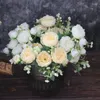 Decoratieve bloemen 32 cm 5 hoofden kunstmatige bessen rozen witte bloem zijden pioen boeket voor bruiloft tuin huisfeest kerstdecoratie